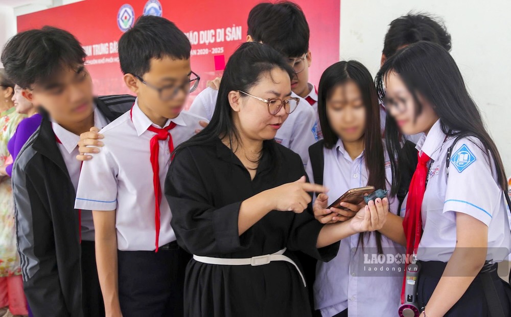Các em học sinh hào hứng tìm hiểu di sản thông qua ứng dụng công nghệ số. Ảnh: Phúc Đạt