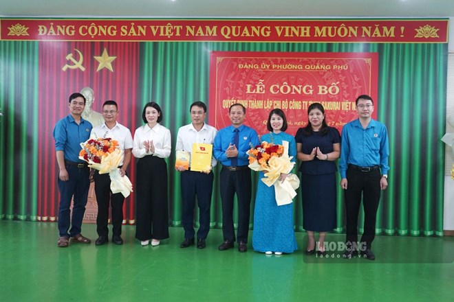 Announcing the decision to establish the Party Cell of Sakurai Vietnam Co., Ltd. (FDI enterprise, in Quang Phu ward, Thanh Hoa province). Photo: Quach Du