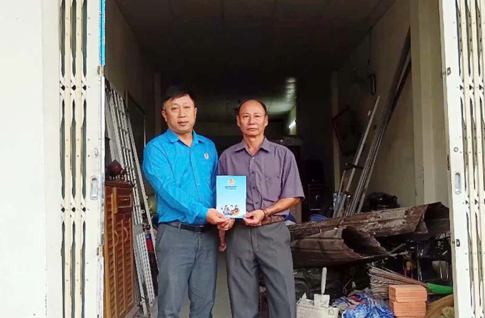 Mr. Ngo Anh - Deputy Head of the Trade Union Affairs Committee of the Quang Ngai Provincial Labor Federation (left) visits and encourages Mr. Duong Van Phuoc's family. Photo: Quang Ngai Provincial Labor Federation