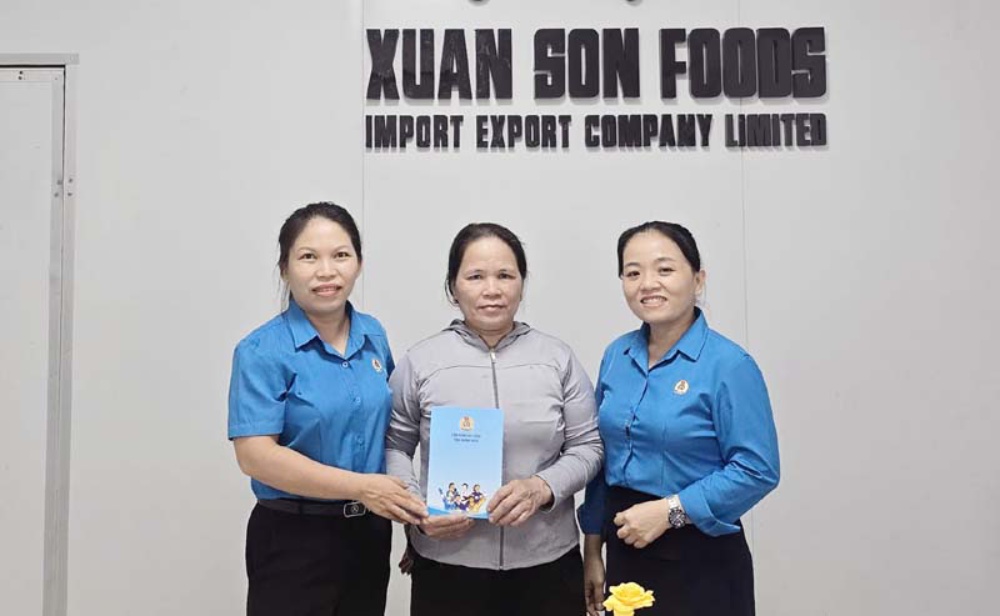 Bà Nguyễn Thị Minh Thư - Chủ tịch Công đoàn phường Nghĩa Lộ (bên trái) thăm, động viên đoàn viên Bạch Thị Thảo. Ảnh: Liên đoàn Lao động tỉnh Quảng Ngãi