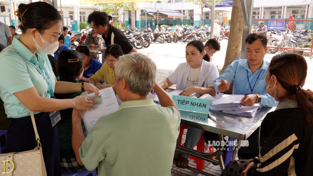 Después del examen, la gente actualiza los registros electrónicos de salud en el sistema del sector de salud de la ciudad. Foto: Nguyen Ly