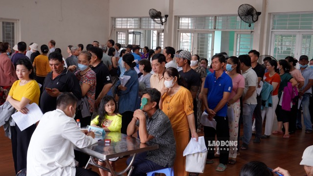 Người dân được khám sức khoẻ miễn phí tại địa phương. Ảnh: Nguyễn Ly