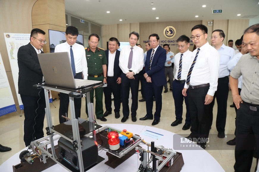 Deputy Minister of Education and Training Pham Quang Hung visits the exhibition of the University of Transport. Photo: Tuong Van