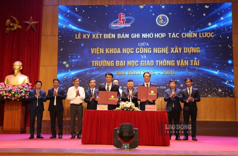Trong khuôn khổ hội nghị, Trường Đại học Giao thông vận tải ký kết hợp tác với một số doanh nghiệp. Ảnh: Tường Vân
