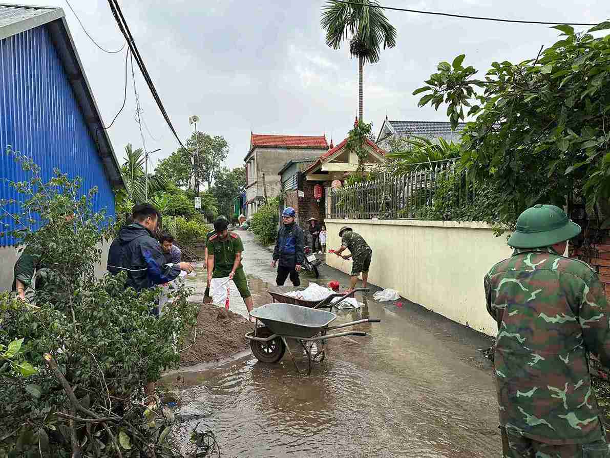 Công an xã Việt Yên phối hợp các lực lượng khắc phục hậu quả bão số 4. Ảnh: Công an tỉnh Hưng Yên