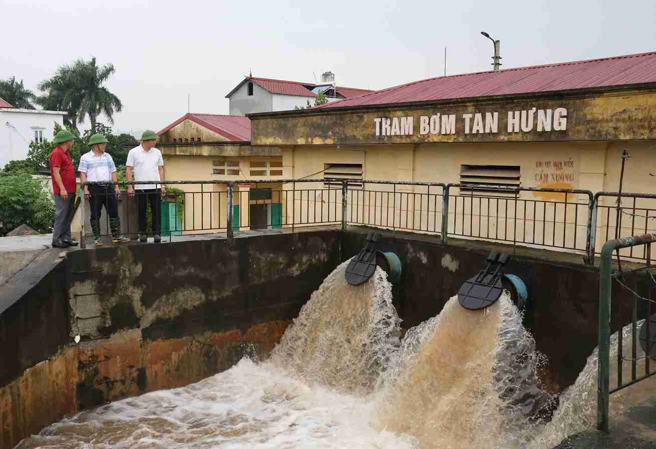 Lãnh đạo xã Tân Hưng kiểm tra tại Trạm bơm Tân Hưng.