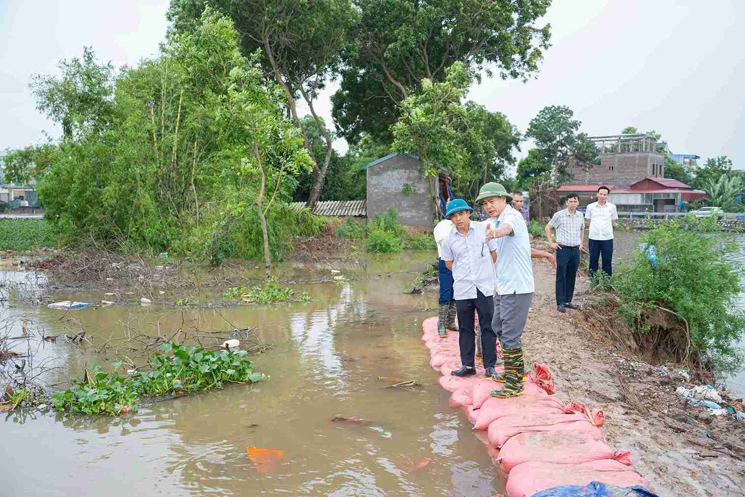 Leaders of Hoan Long commune inspect the actual flooding situation and response to the impact of storm No. 4. Photo: Hoan Long commune