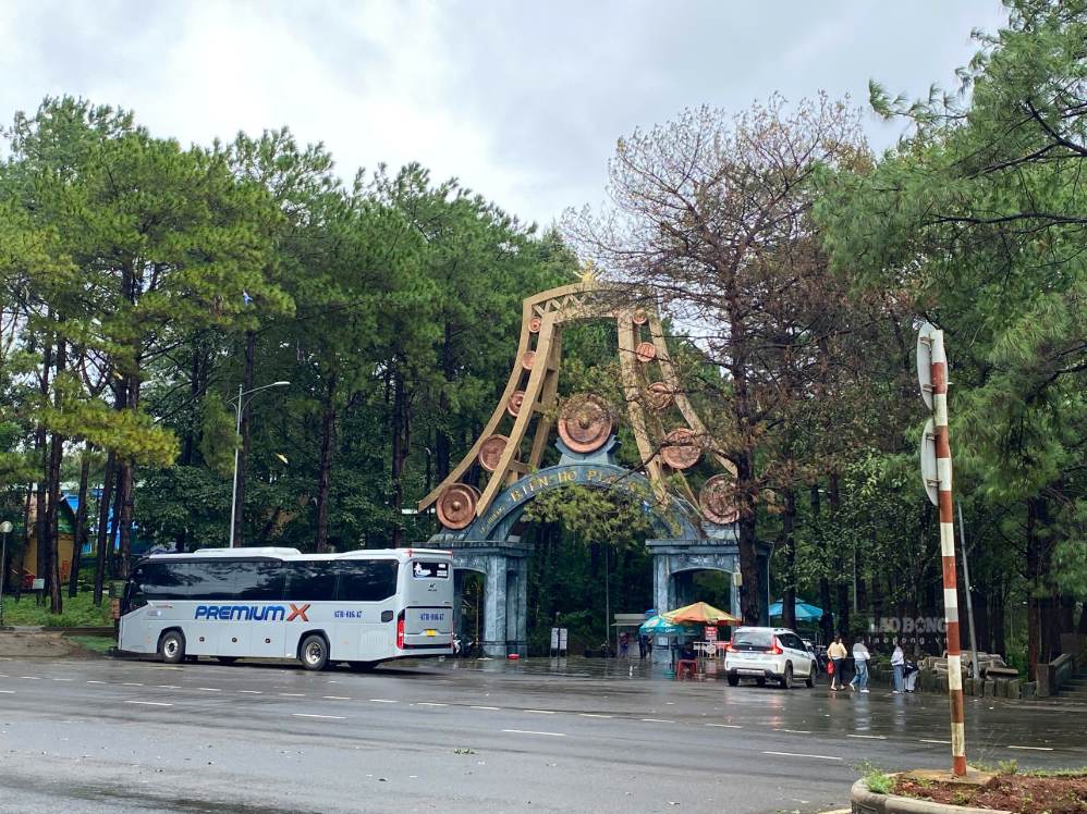 In the rainy season, Bien Ho Tourist Area still has many visitors. Photo: Thanh Tuan