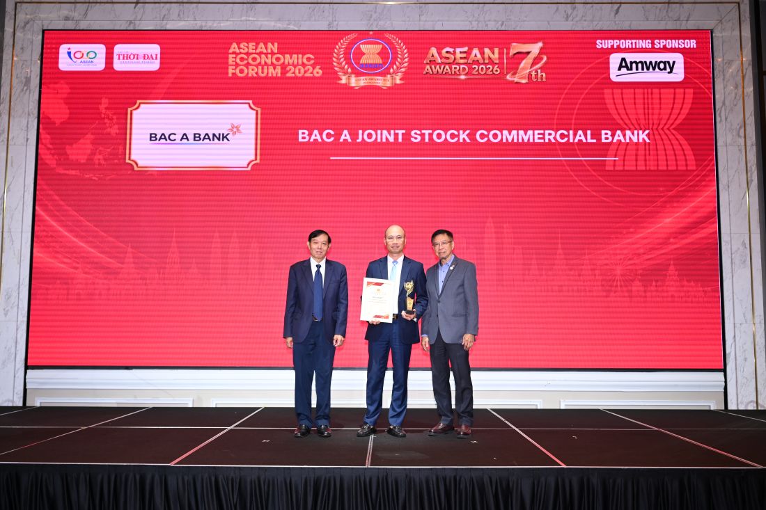 Representatives of Bac A Bank receive the Top 10 Typical ASEAN Businesses 2026 award from the ASEAN Award 2026 Organizing Committee. Photo: Bac A Bank