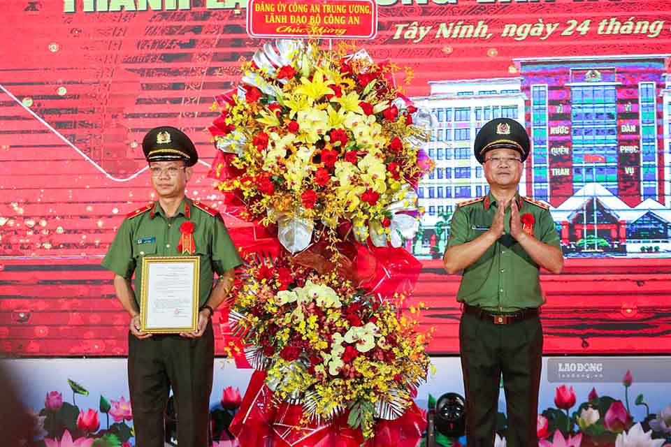 Thiếu tướng Nguyễn Tuấn Dương, Phó cục trưởng Cục X01 (Bộ Công an) trao quyết định thành lập trường. Ảnh: Huỳnh Du