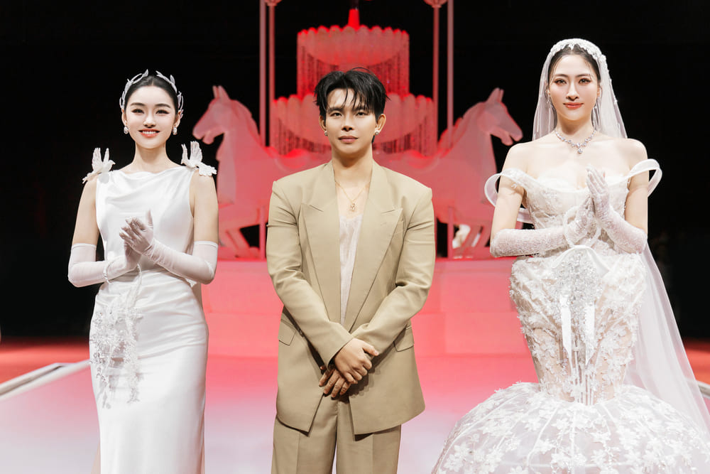 El diseñador Đỗ Long participa en Vietnam Wedding Week 2026. Foto: Kiengcan Team