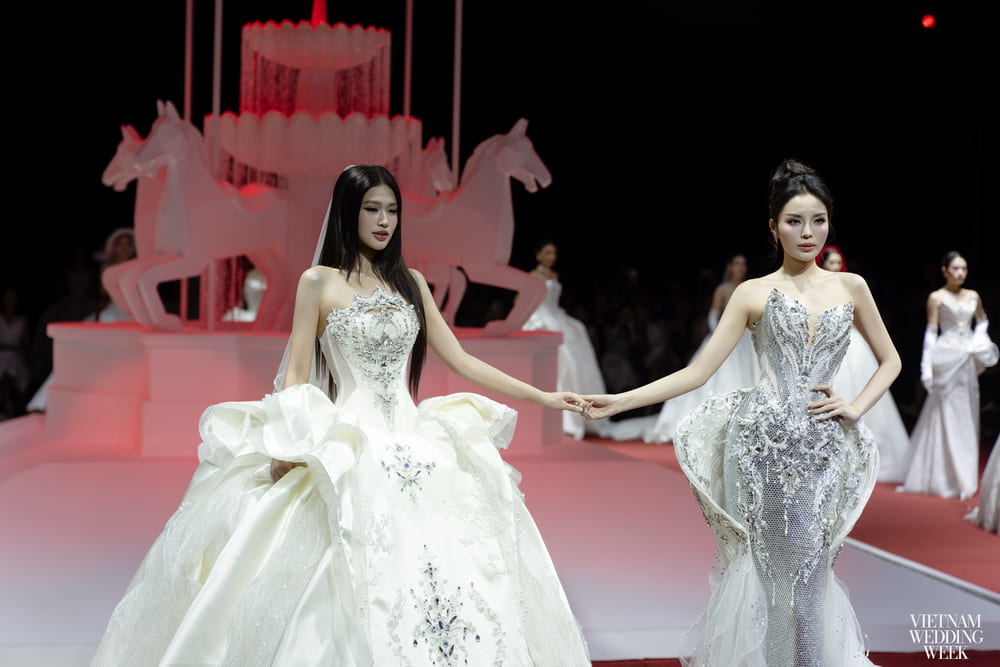 Hoa hậu Đoàn Thiên Ân và Hoa hậu Kỳ Duyên lộng lẫy như công chúa trong bộ sưu tập váy cưới của Lê Hòa Bridal. Ảnh: Kiengcan Team
