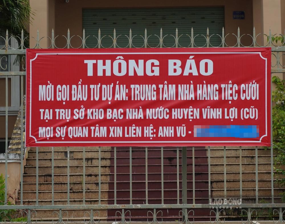 Thông báo kêu gọi đầu tư làm trung tâm tiệc cưới từ trụ sở Kho bạc Nhà nước Vĩnh Lợi, tỉnh Cà Mau. Ảnh: Nhật Hồ