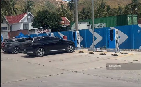 한 관광객이 요금소에서 전동차를 충전하다가 국도 1호선(닥락성 구간) 옆 식당 주인에게 위협을 받았다고 불만을 제기했습니다. 사진: N.T. H. T