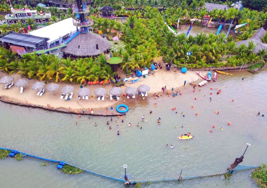 With the advantage of the Tien River, coming to Con En, visitors can experience swimming in the river in a sea style. Photo: Con En eco-tourism spot