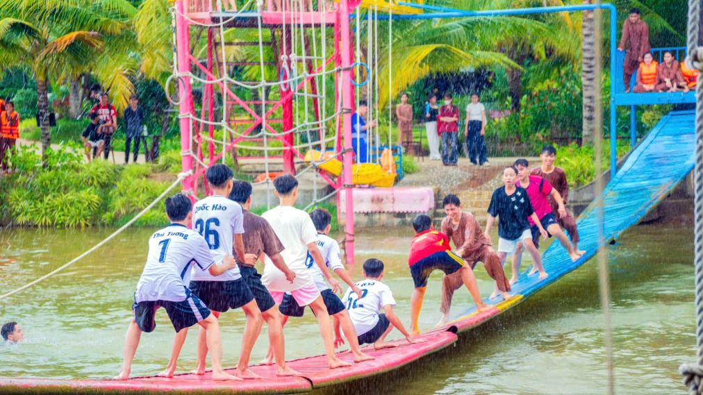 Du khách sẽ thú vị với nhiều trò chơi nước ở Cồn Én. Ảnh: Điểm du lịch sinh thái Cồn Én