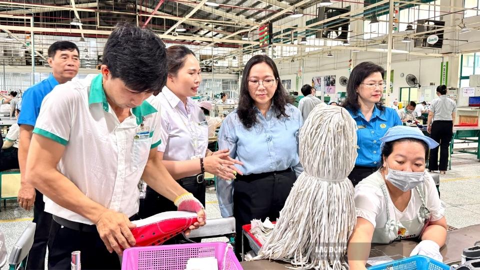 Công đoàn Vĩnh Long khuyến khích đoàn viên, người lao động phát huy trí tuệ, đóng góp sáng kiến cho cơ quan, đơn vị và doanh nghiệp. Ảnh: Hoàng Lộc