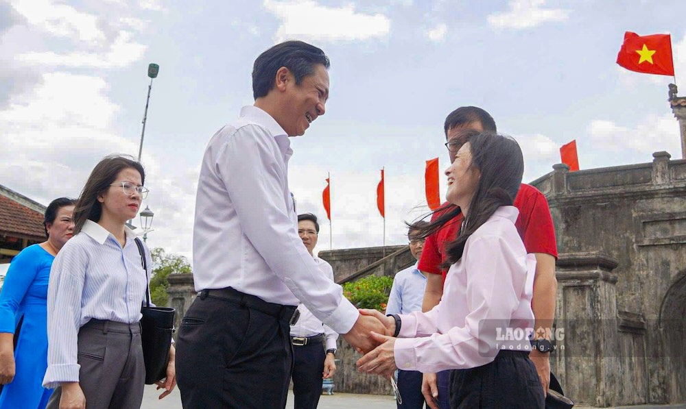 Chuyến thăm tại Thành Cổ Quảng Trị góp phần lan tỏa thông điệp về hòa bình, khắc phục hậu quả chiến tranh và thúc đẩy quan hệ hợp tác giữa Việt Nam - Hoa Kỳ. Ảnh: Hưng Thơ