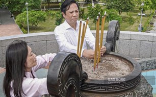 Đại sứ Hoa Kỳ dâng hương tại Thành cổ Quảng Trị