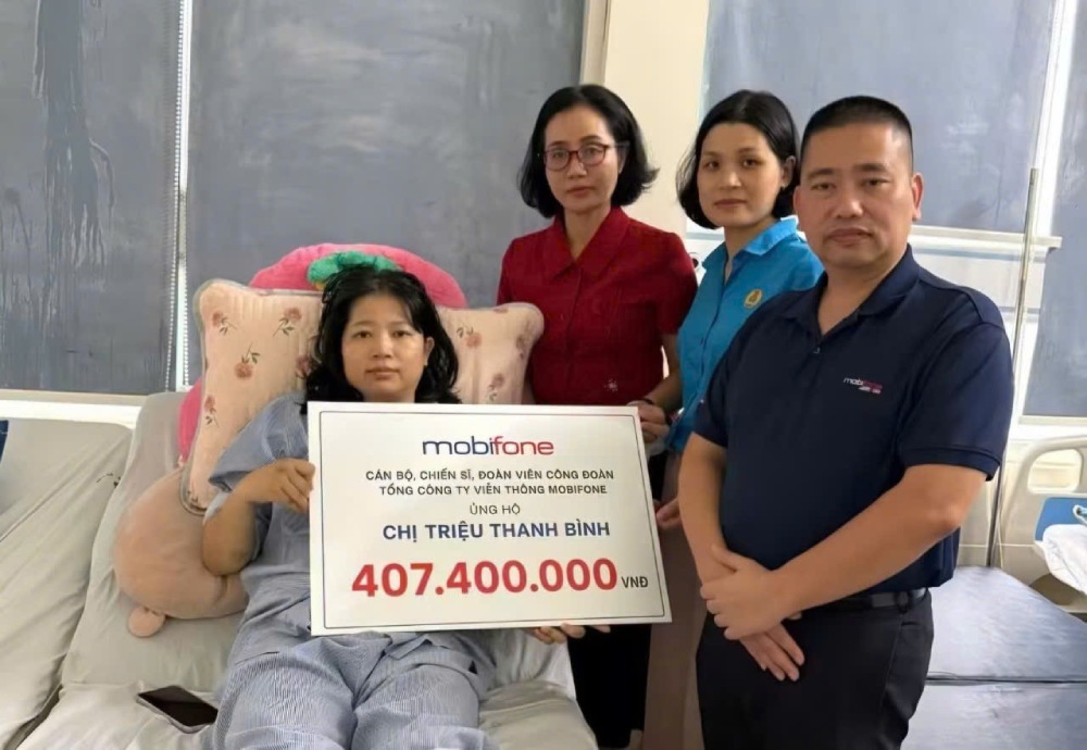 The Trade Union of MobiFone Telecommunications Corporation and the Trade Union of MobiFone Increased Services Joint Stock Company provide support to union members in difficult circumstances suffering from serious illnesses. Photo: MobiFone Trade Union