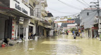 Mud and soil cover houses, Na Sam people begin to overcome the consequences after the flood. Photo: Khanh Linh