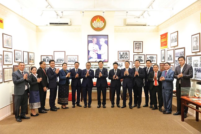Phó Chủ tịch Ủy ban Trung ương MTTQ Việt Nam Cao Xuân Thạo chụp ảnh lưu niệm cùng đoàn.
