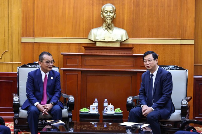 Vice Chairman of the Central Committee of the Vietnam Fatherland Front Cao Xuan Thao cordially receives the delegation of the Lao Front Committee for National Construction of Vientiane Capital. Photo: Minh Duc / Fatherland Front