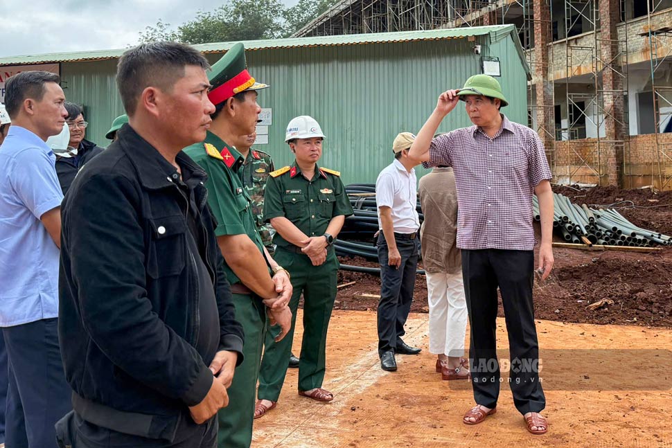 Phó Chủ tịch UBND tỉnh Gia Lai Lâm Hải Giang kiểm tra tiến độ xây dựng các trường phổ thông nội trú liên cấp tại các xã biên giới. Ảnh: Thảo Nguyên