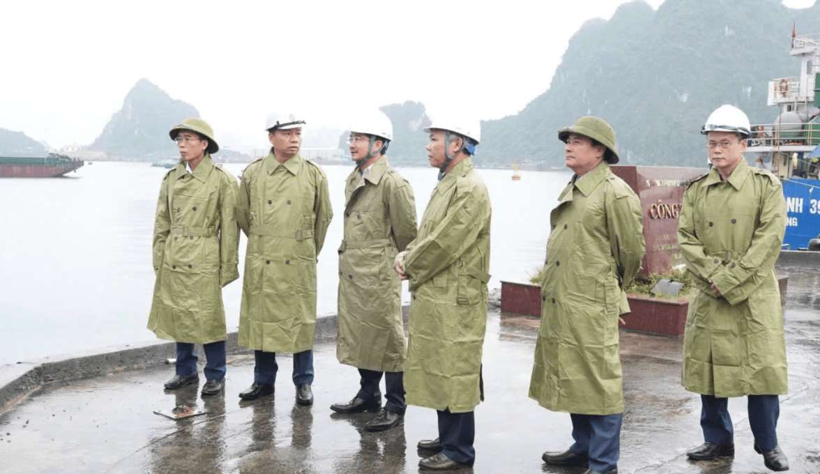 The working delegation of the Civil Defense Command of the Ministry of Industry and Trade inspects the field for storm No. 4 prevention at TKV member units. Photo: Department of Technical Safety and Industrial Environment