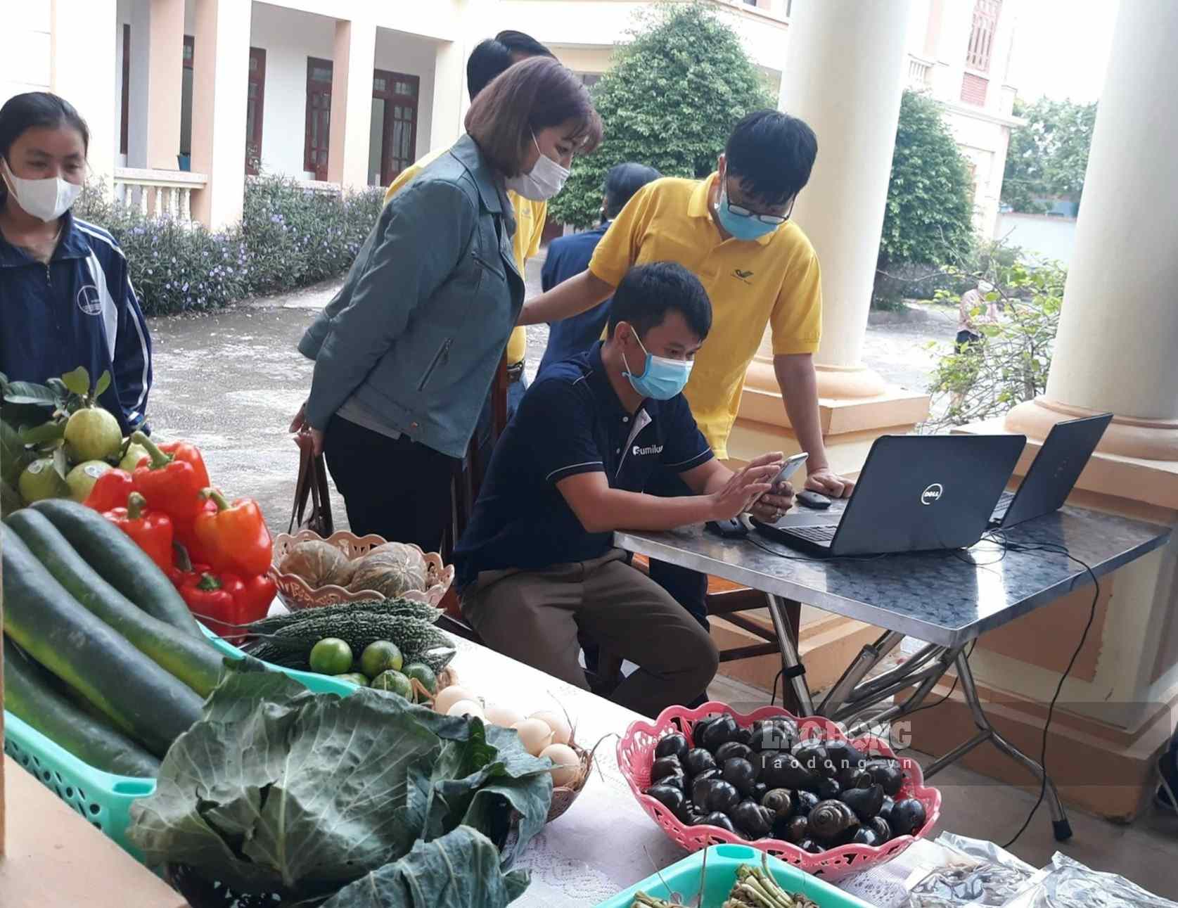People in Yen Mo commune, Ninh Binh province are instructed to install apps to bring products to e-commerce trading floors. Photo: Nguyen Truong
