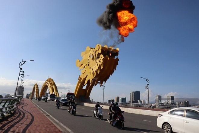 Dragon Bridge sprays fire and water continuously for 6 nights on National Day September 2nd. Photo: Nguyen Linh