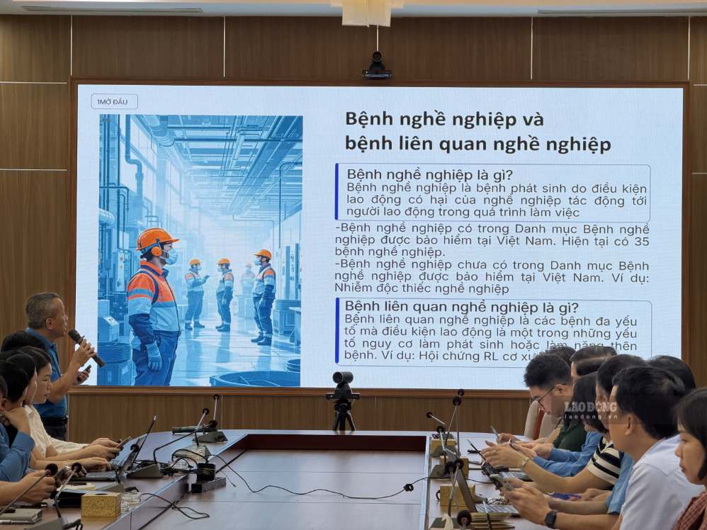 Nearly 400 trade union officials were updated by the VGCL on knowledge about policies to develop vocational skills and occupational safety and health. Photo: Kieu Vu