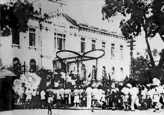 The August Revolution of 1945 opened a new era for the country. Pictured are revolutionary and self-defense masses occupying Kham Sai Palace (Bac Bo Palace), August 19, 1945. Photo: VNA Archives