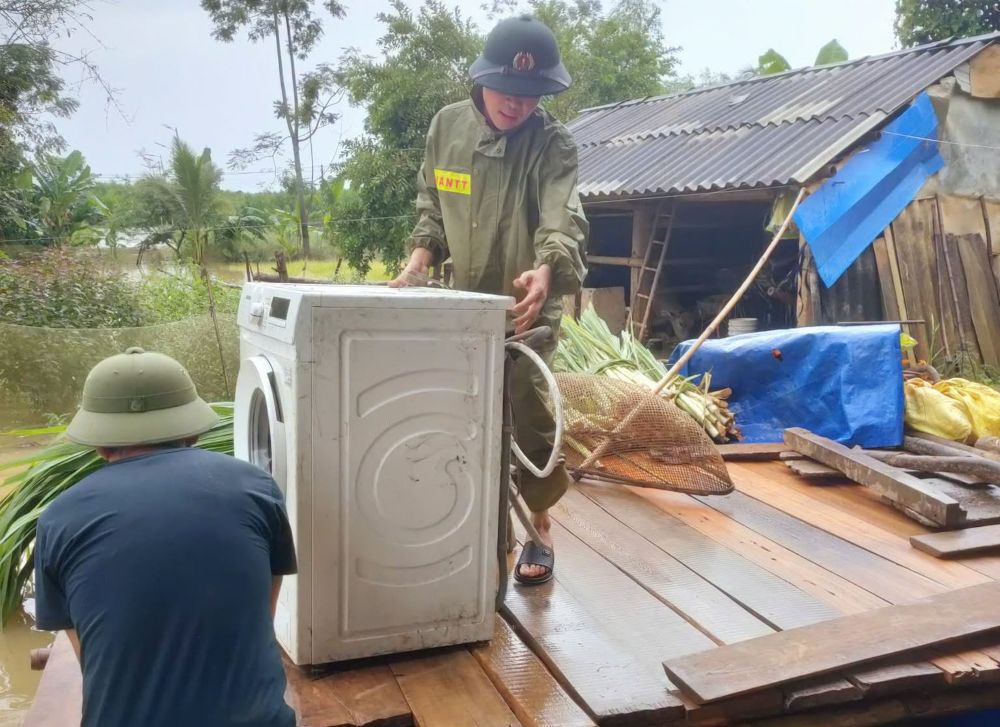 Lực lượng chức năng xã Kim Tân, tỉnh Thanh Hóa hỗ trợ người dân di chuyển tài sản, tránh bị ngập. Ảnh: UBND xã Kim Tân cung cấp. 