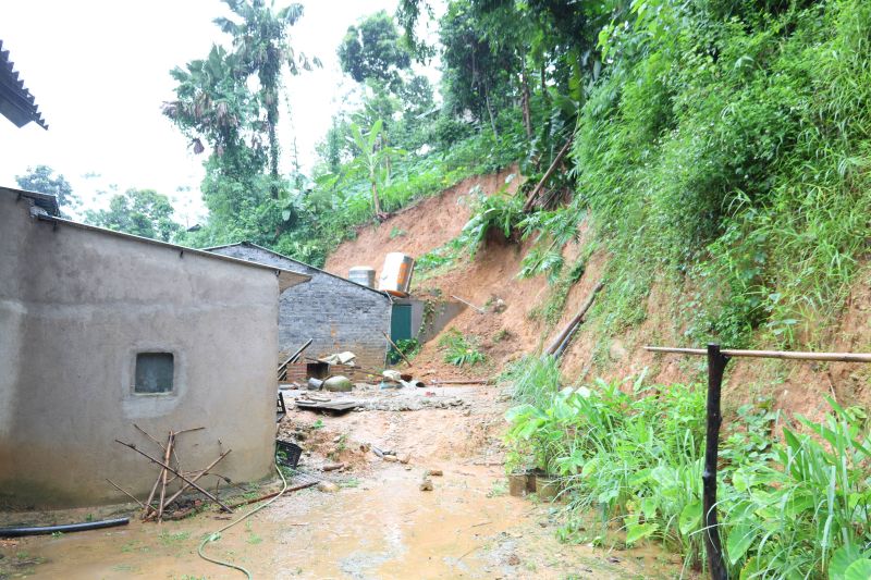 De nombreux ménages de la commune de Trung Hạ, province de Thanh Hóa, doivent se réfugier pour éviter le risque de glissement de terrain. Photo: Fournie par le Comité populaire de la commune de Trung Hạ.