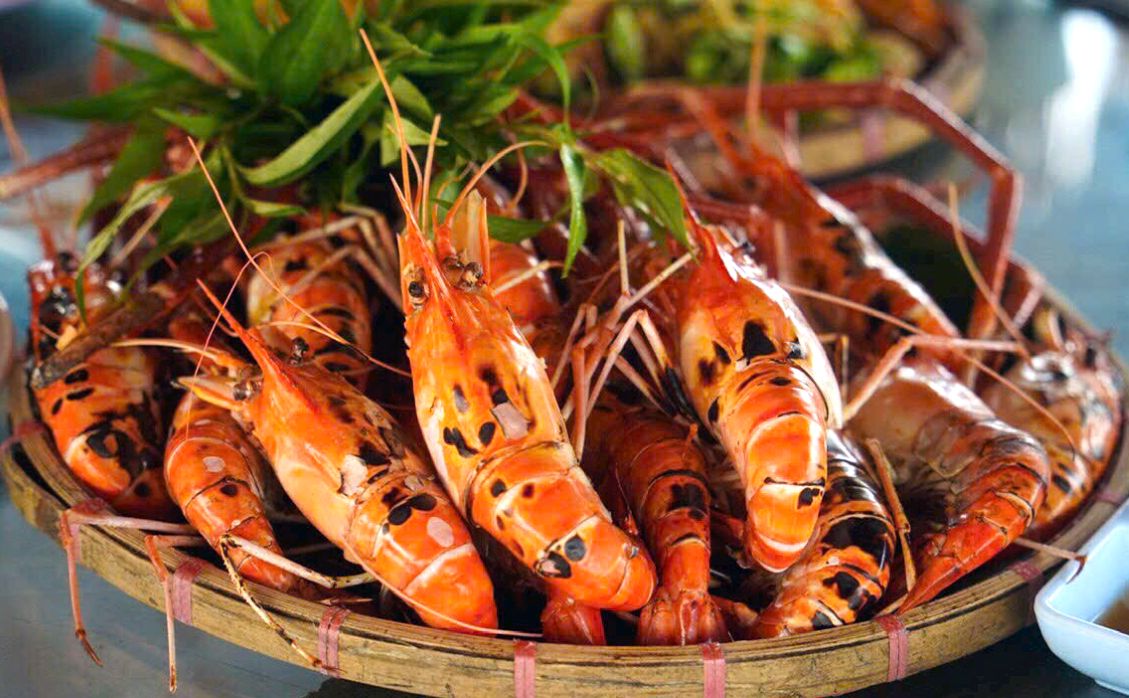 Tôm càng xanh nướng, đặc sản ở Điểm du lịch sinh thái Cồn Én. Ảnh: Kim Yến