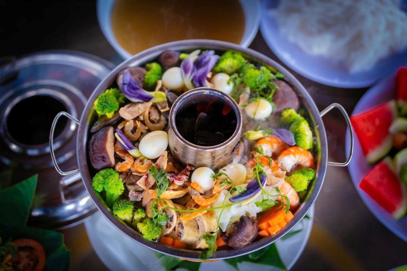 La fondue cù lao deviendra unique lorsqu'elle sera dégustée au milieu de l'eau de l'île. Photo: Kim Yến