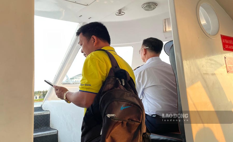 Mr. Nguyen Tuan Anh - Vietravel Hanoi branch tour guide - is busy checking customer information before each trip. Photo: Thanh Binh