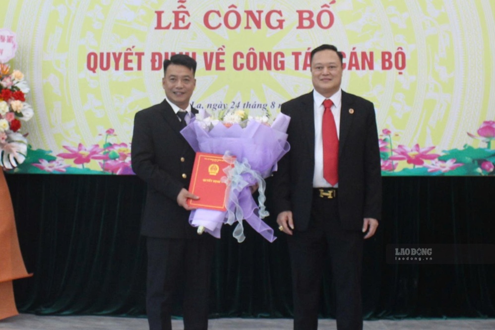 Leaders of Son La Provincial People's Court hand over the decision to appoint Mr. Luong Long Binh as Deputy Chief Justice of Son La Provincial People's Court. Photo: Quoc Dinh