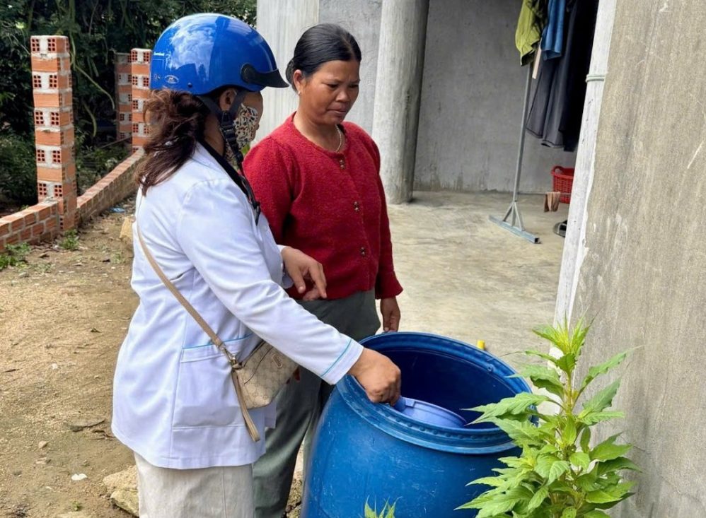 Medical staff guide people to kill larvae and pupae to prevent dengue fever. Photo: Gia Lai CDC