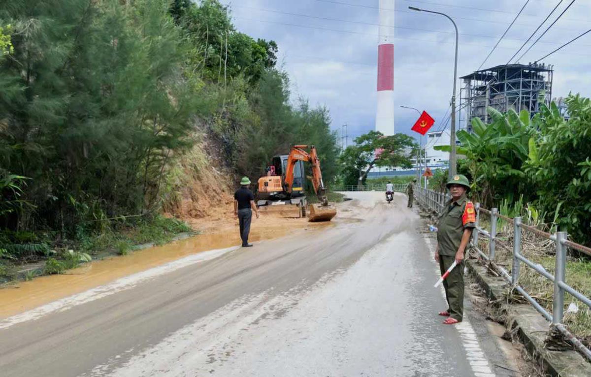 Functional forces of Vang Danh ward urgently overcome the landslide point, ensuring smooth traffic. Photo: Vang Danh ward e-Portal