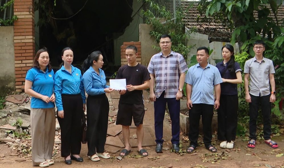 The Provincial Labor Federation visits and supports union members and workers affected by landslides. Photo: Lang Son Provincial Labor Federation