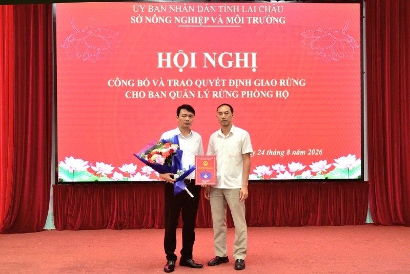 Lãnh đạo Sở Nông nghiệp và Môi trường trao Quyết định giao rừng cho ông Ngô Văn Quang - Phó Giám đốc phụ trách Ban Quản lý rừng phòng hộ. Ảnh: Laichau.gov.vn