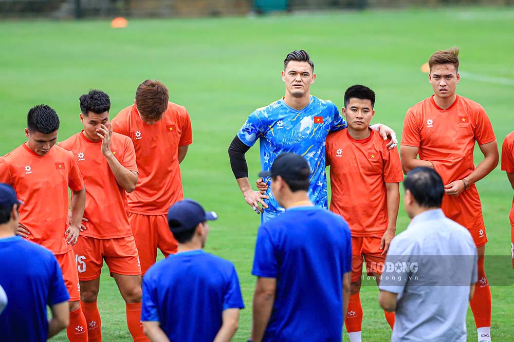 Các cầu thủ tuyển Việt Nam duy trì sự tập trung cao độ trong buổi tập đầu tiên sau chiến thắng 2-0 ở lượt đi. Ảnh: Minh Dân