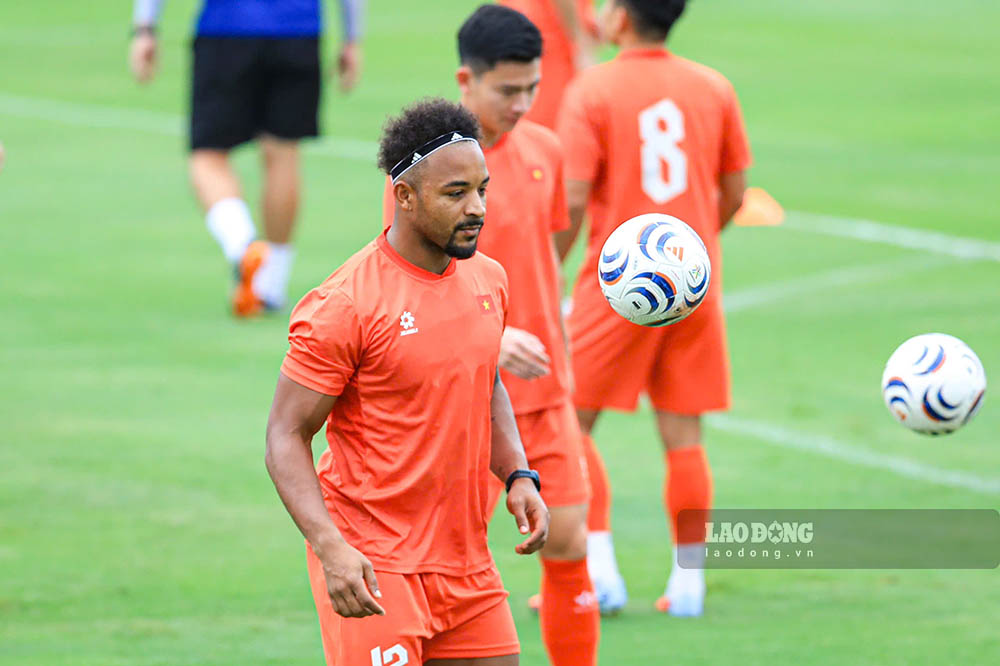 The Vietnamese team returned to training on the afternoon of August 24, heading towards the second leg of the ASEAN Cup 2026 final against Thailand. Photo: Minh Dan