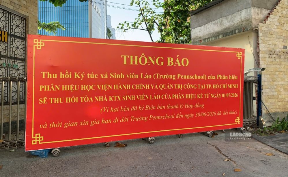 Notice of revocation of dormitory, where PennSchool School is located, Ba Thang Hai street facility (Hoa Hung ward, Ho Chi Minh City). Photo: Thai Bao