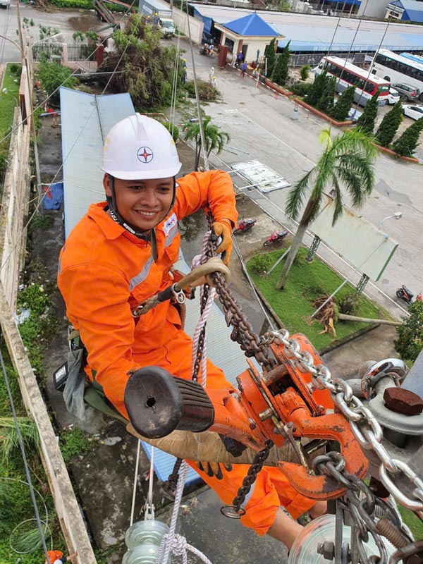 Mr. Pham Thanh Tung - worker managing the operation of power lines and transformer stations, under Huong Son Power Company, Ha Tinh Power Company on the labor site. Photo: Vietnam Electricity Trade Union