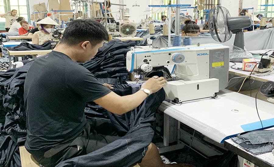 Mr. Vinh works overtime in the evening to have money to pay for his child's tuition for the new school year. Photo: Character provided