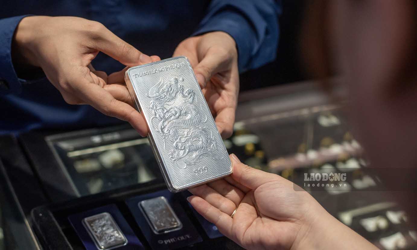Silver price on August 25th reversed to decrease. Photo: Phan Anh