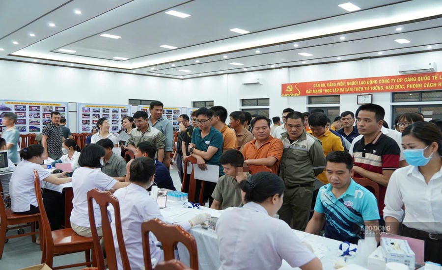 Health check for employees of Lao - Viet International Port Joint Stock Company. Photo: Hoang Anh